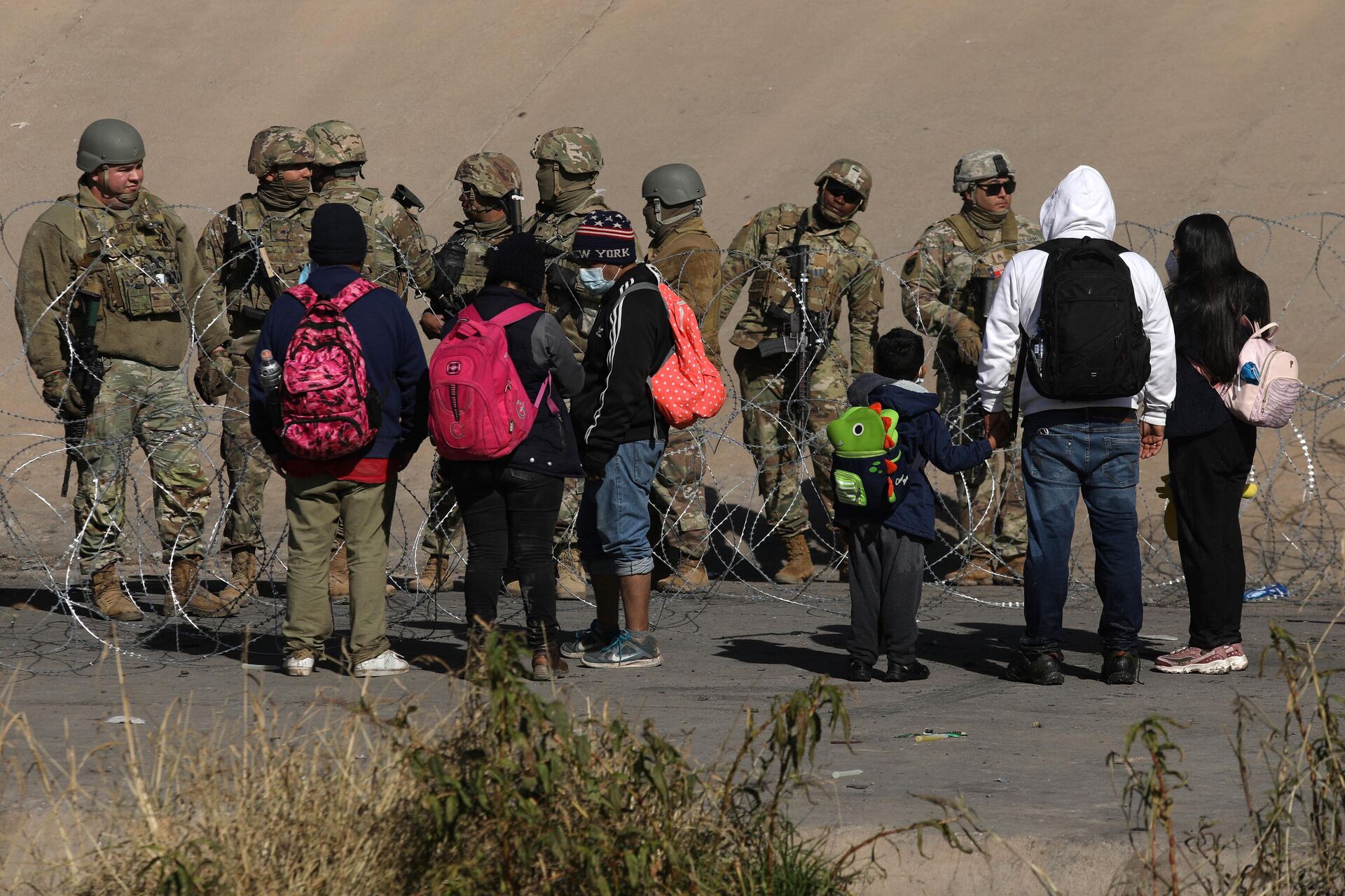 Migrants seeking asylum in the United States ask to let them turn themselves in with Border Patrol agents in the El Paso, Texas, US. border with Ciudad Juarez, Chihuahua state, Mexico, on December 20, 2022 - Sputnik International, 1920, 26.12.2022