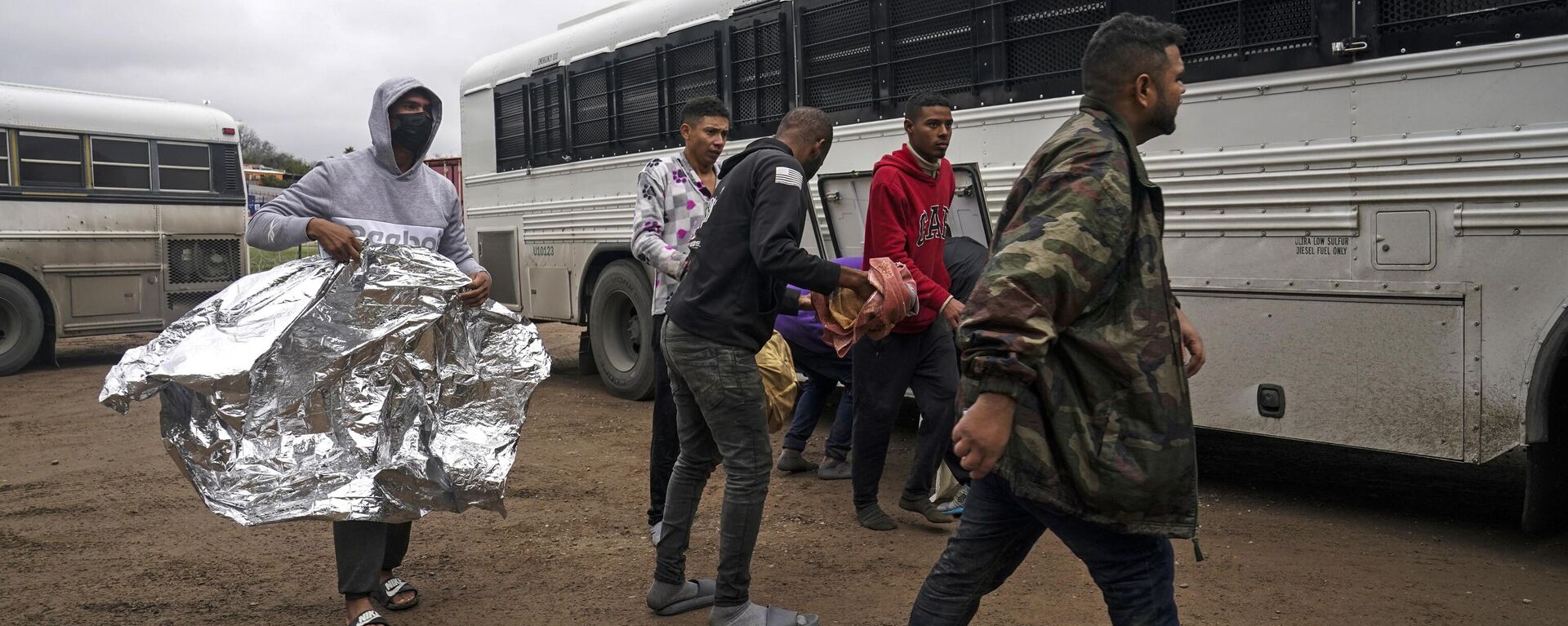Migrants board a bus that will take them to a processing facility to begin their process of seeking asylum in Eagle Pass, Texas on December 19, 2022 - Sputnik International, 1920, 26.12.2022