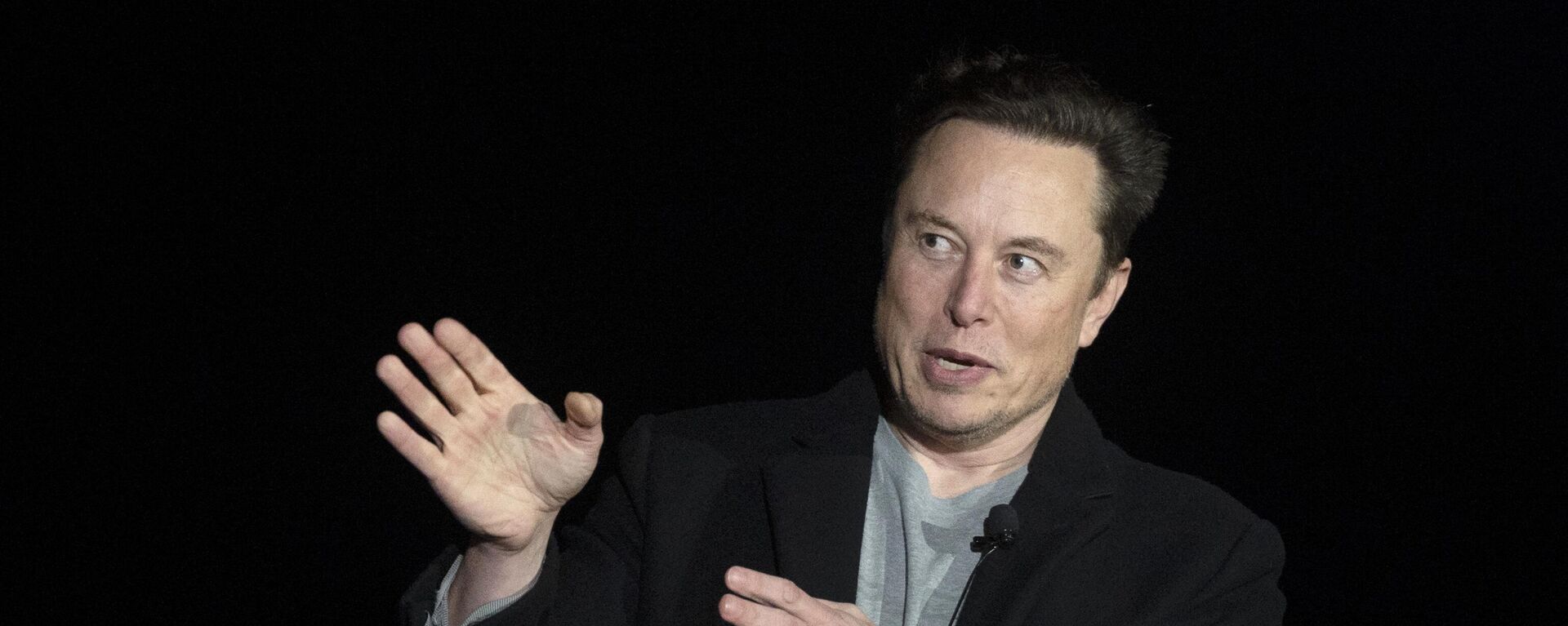 Elon Musk gestures as he speaks during a press conference at SpaceX's Starbase facility near Boca Chica Village in South Texas, on February 10, 2022. - Sputnik International, 1920, 21.01.2023