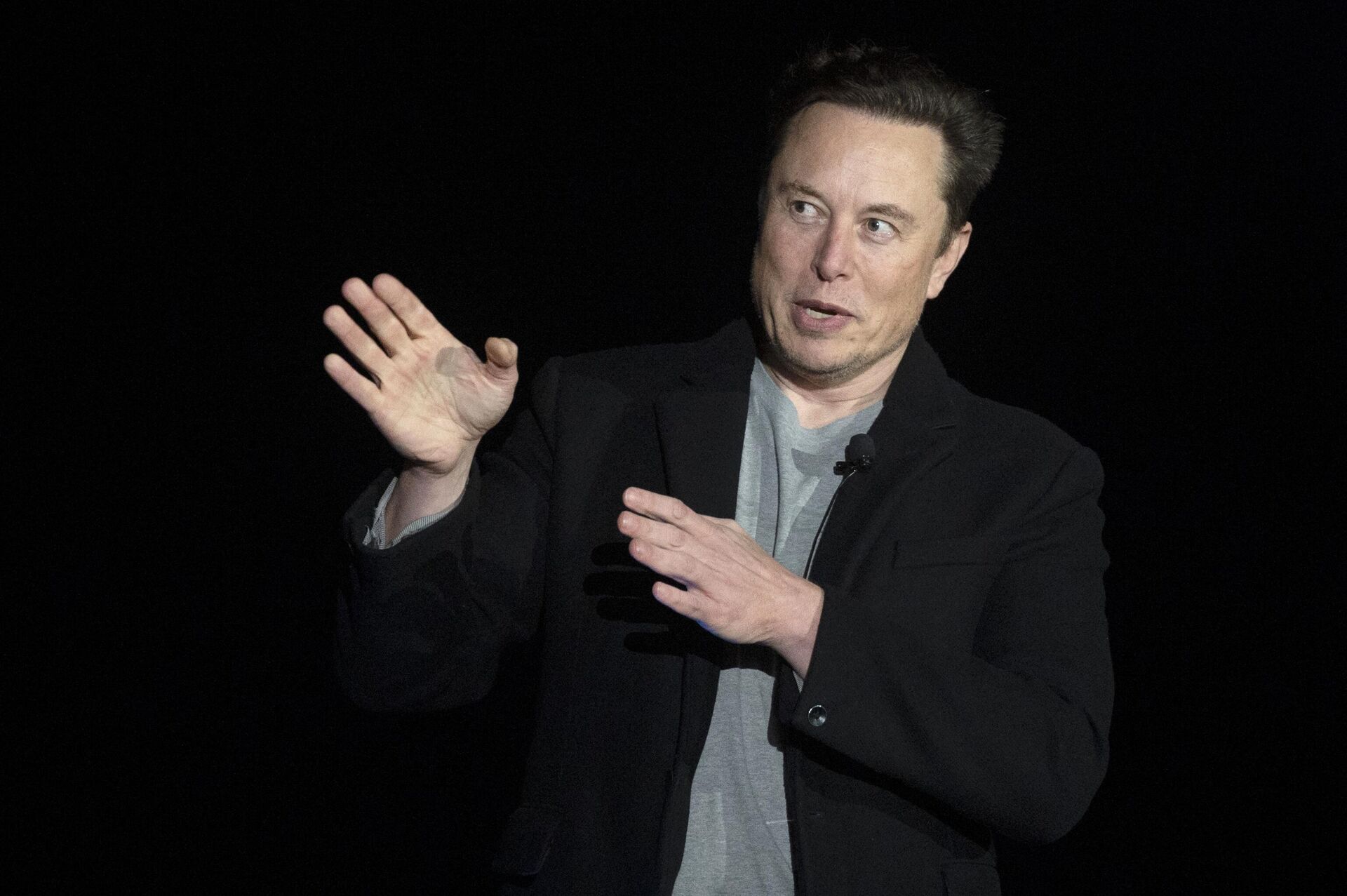 Elon Musk gestures as he speaks during a press conference at SpaceX's Starbase facility near Boca Chica Village in South Texas, on February 10, 2022. - Sputnik International, 1920, 04.01.2023