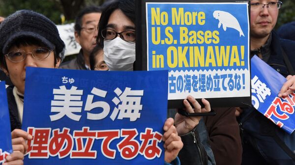 People hold banners as they listen to a speaker during a rally against a new US military base in Okinawa, Japan's nouthernmost prefecture, in front of the National Diet in Tokyo. File photo. - Sputnik International