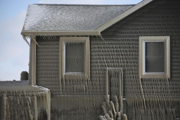 A house along Hoover Beach is covered by ice after high winds has blown water from Lake Erie on Saturday 29 February 2020, in Hamburg New York. Blowing snow had fallen on the state though the heaviest snowfall was concentrated in largely rural areas east of Lake Erie and Lake Ontario. - Sputnik International