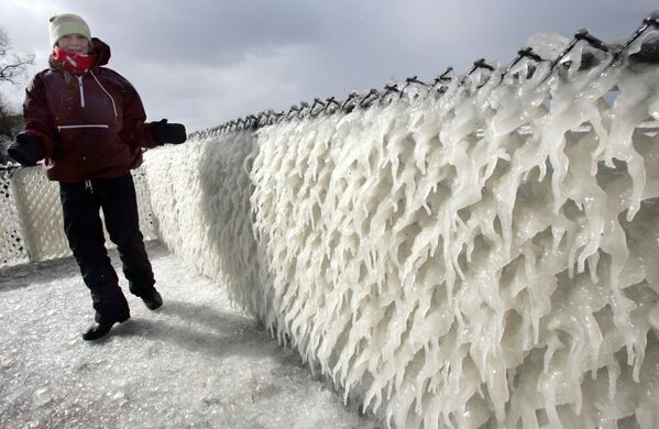 Lauren Basil of Clarence, New York admires the wind-blown ice on a fence in her friend&#x27;s front yard along the shore of Lake Erie in Hamburg, New York on Friday 17 February 2006.  - Sputnik International