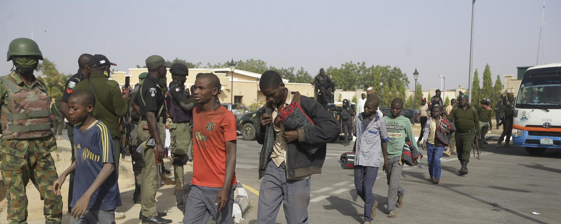 A group of schoolboys are escorted by Nigerian military and officials following their release after they were kidnapped last week, Friday Dec. 18, 2020 in Katsina, Nigeria. - Sputnik International, 1920, 28.12.2022