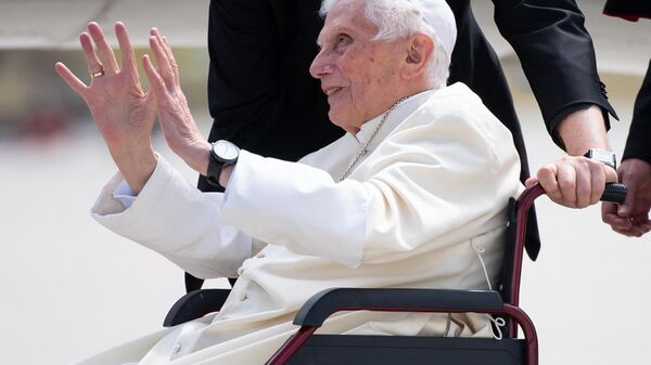 Former pope Benedict XVI waves at the airport in Munich, southern Germany, before his departure on June 22, 2020.  - Sputnik International