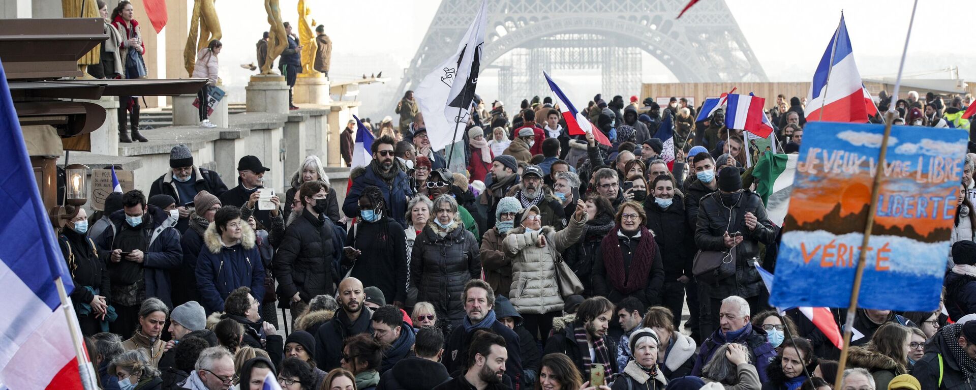 Protesters hold placards and French flgas during a demonstration against the health pass and Covid-19 vaccines, on Trocadero plaza in Paris, on January 15 2022.  - Sputnik International, 1920, 29.12.2022