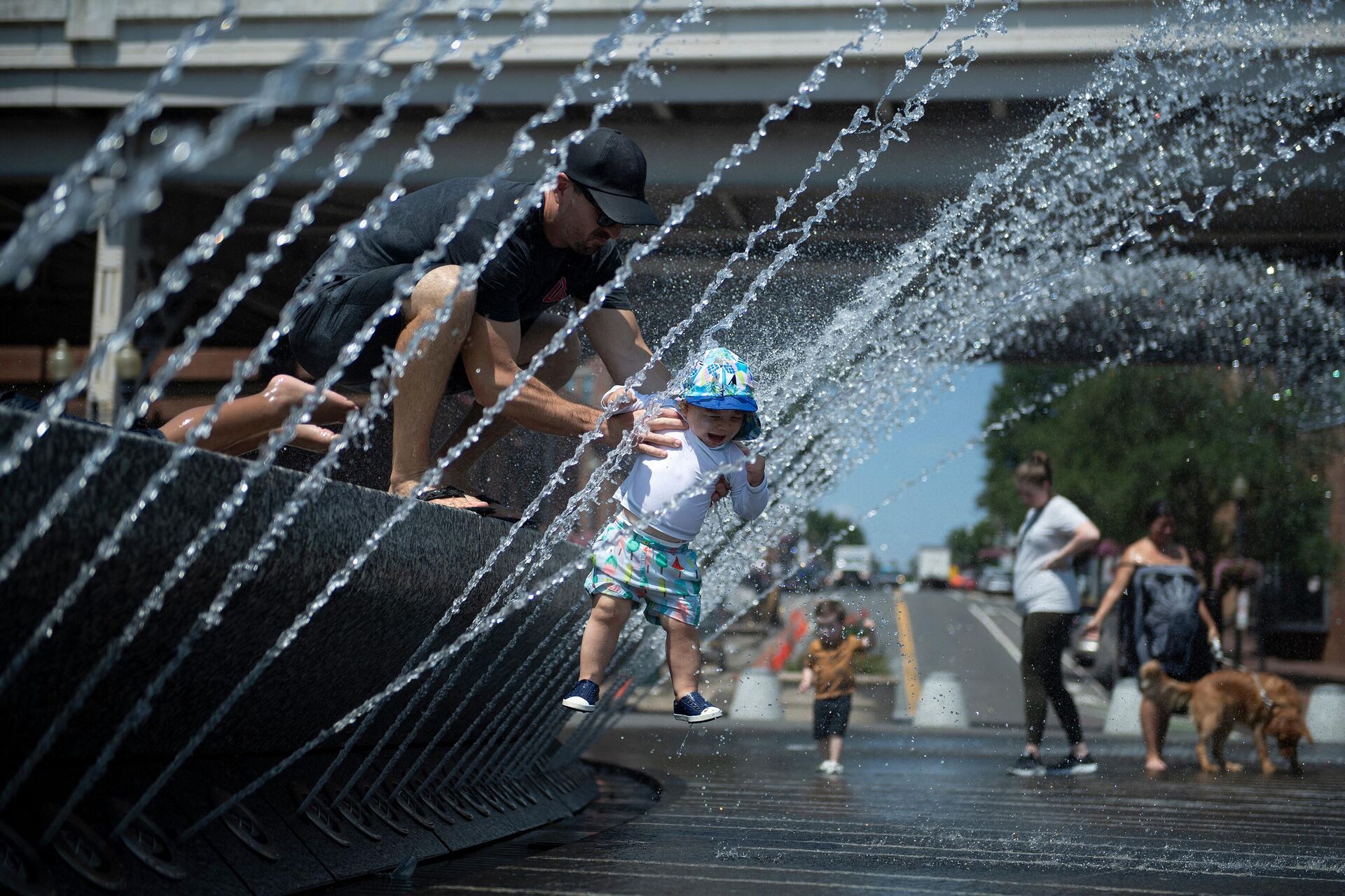 Fountain at Georgetown Waterfront Park during a heatwave on August 13, 2021, in Washington, DC.  - Sputnik International, 1920, 29.12.2022