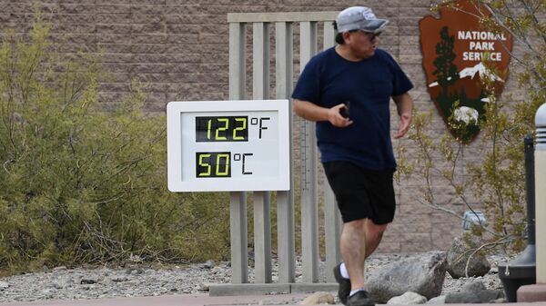 The temperature gauge at the Furnace Creek Visitors Center in Death Valley displays 125 degrees after 7pm, in California, on July 11, 2021.  - Sputnik International