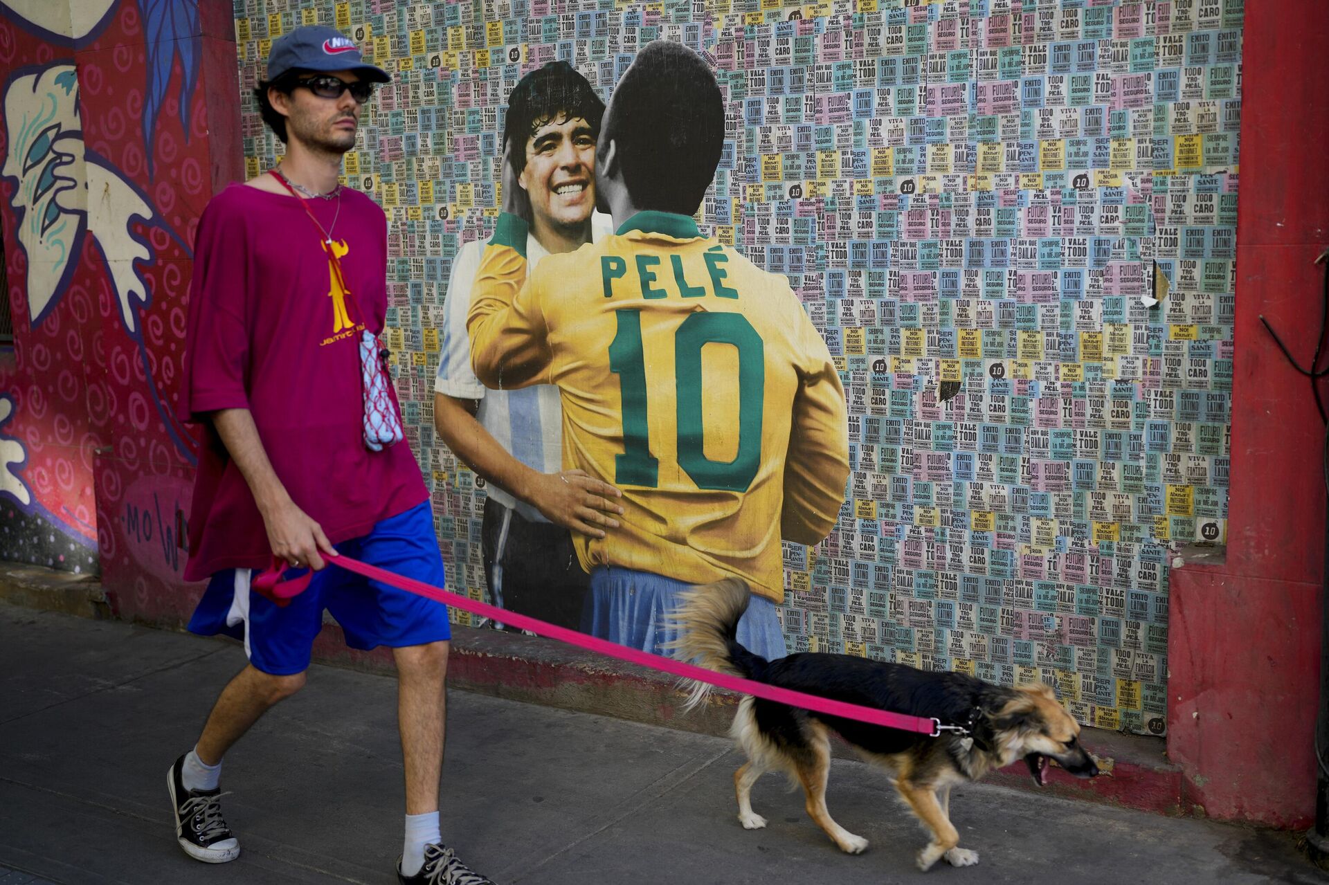 A man walks his dog walk past a mural showing Brazilian soccer legend Pele and Argentina late soccer star Diego Armando Maradona in Buenos Aires, Argentina, Thursday, Dec. 29, 2022. Pele, who won a record three World Cups has died at the age of 82. - Sputnik International, 1920, 29.12.2022