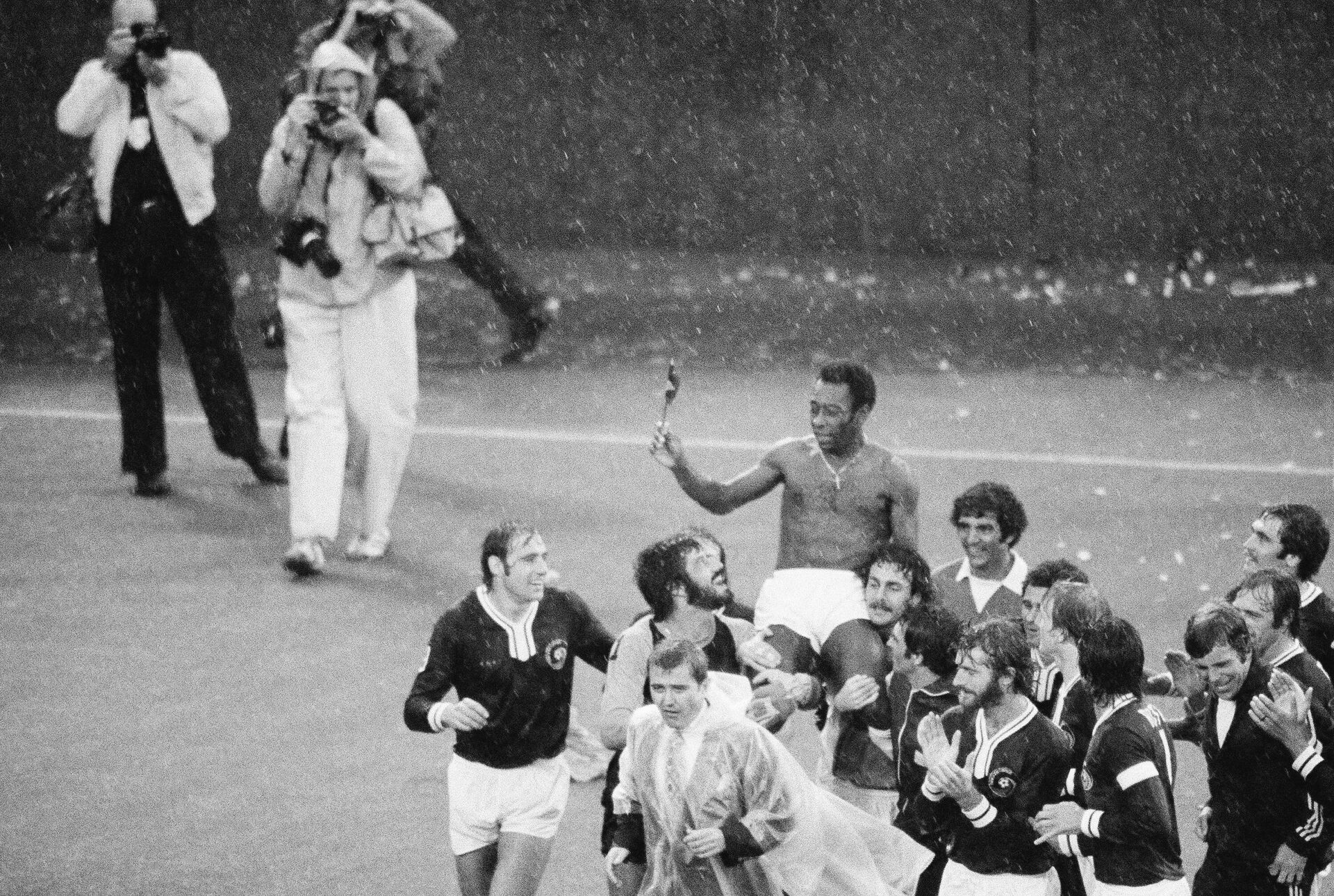 FILE - Pele is carried off the Giants Stadium field by his New York Cosmos teammates after his final soccer game, in East Rutherford, New Jersey, Oct. 1, 1977. Smiling and looking up at Pele are Giorgio Chinaglia of Italy and Erol Yasin of Turkey, center. Pelé, the Brazilian king of soccer who won a record three World Cups and became one of the most commanding sports figures of the last century, died in Sao Paulo on Thursday, Dec. 29, 2022. He was 82. - Sputnik International, 1920, 29.12.2022
