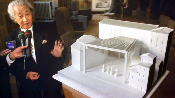 File photo showing Japan's architect Arata Isozaki as he illustrates a model of his project for the new exit of Florence's world famous Uffizzi museum, in Florence, Italy. - Sputnik International