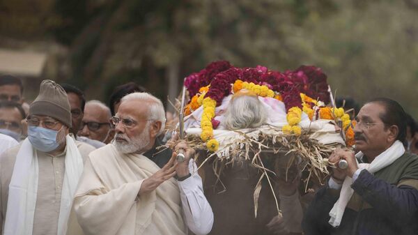Indian Prime Minister Narendra Modi carries the body of his mother Hiraben during her funeral procession in Gandhinagar, India - Sputnik International