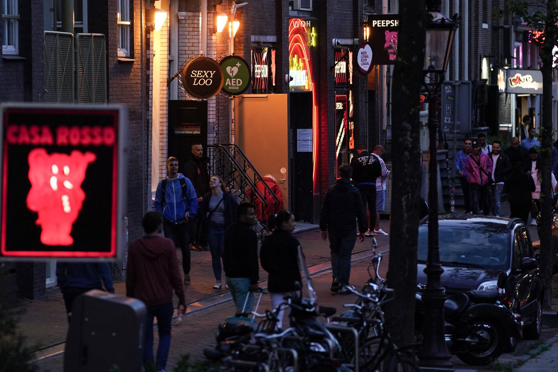 People walk along a street of the red light district in Amsterdam on July 1, 2020. - Sputnik International, 1920, 30.12.2022