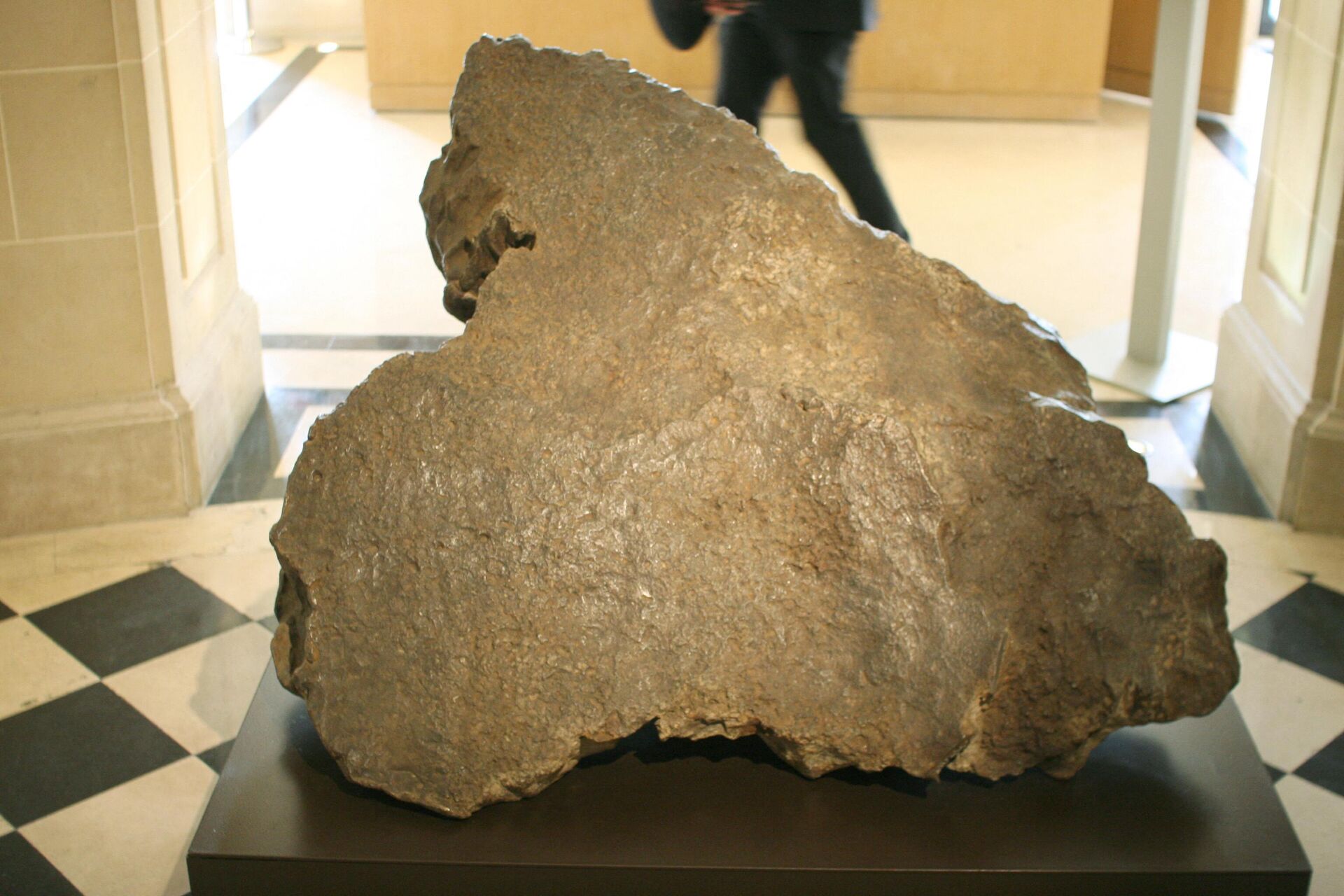 The Seymchan meteorite (2.7 tons) is displayed on April 2, 2008 at Christie's in Paris, where it was auctionned off. - Sputnik International, 1920, 30.12.2022