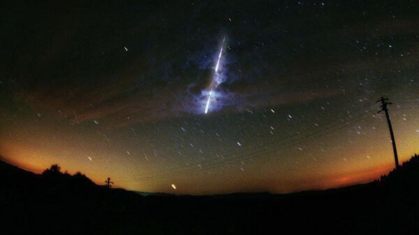 A meteor streaking across the sky during a Leonid meteor shower. - Sputnik International