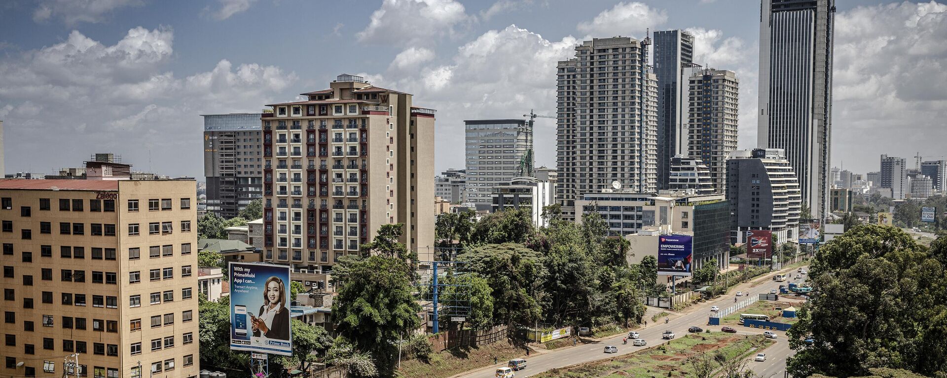 Traffic flows past the area where an iconic, century-old fig tree is placed after a presidential declaration was issued to save the centenary tree from being cut down to make way for a Chinese-funded highway in Westlands district of Nairobi, Kenya on November 12, 2020. - Sputnik International, 1920, 30.12.2022