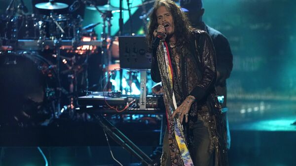 Steven Tyler performs with inductee Eminem during the Rock & Roll Hall of Fame Induction Ceremony on Saturday, Nov. 5, 2022, at the Microsoft Theater in Los Angeles.  - Sputnik International