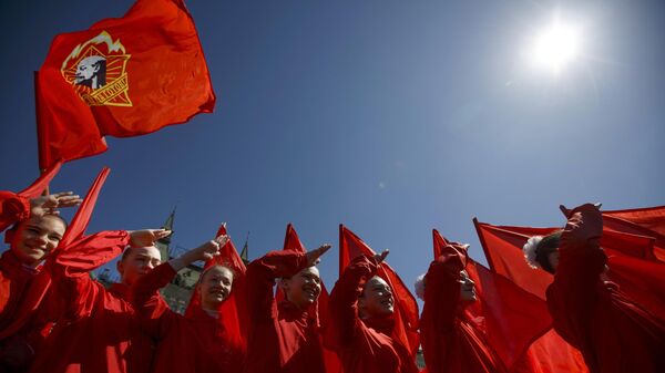 Girls and boys in red neckerchiefs salute, standing on Red Square during a ceremony to celebrate joining the Pioneers organization and 100th anniversary of the All-Union Pioneer Organization, in Moscow, Russia, Sunday, May 22, 2022. - Sputnik International
