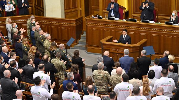 Parliament members rise and applaud as Ukrainian President Volodymyr Zelensky adresses Ukraine's Verkhovna Rada Parliament in Kiev on December 1, 2021.  - Sputnik International