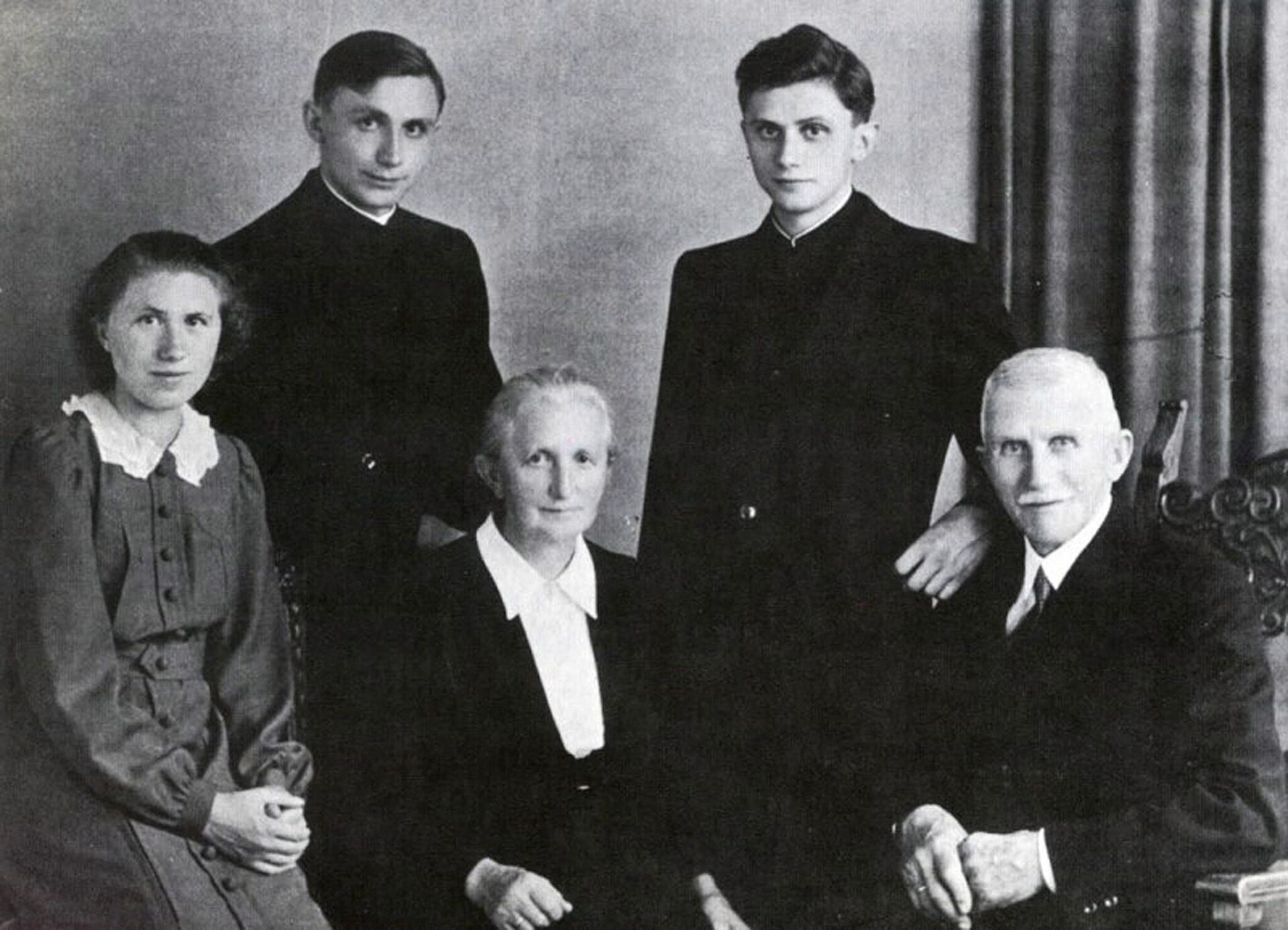 This photo taken on January 1951 shows the family of Josef Ratzinger (up, R) in Freising, Bavaria, after the ordination of himself and his brother Georg (up L). Germany's Cardinal Joseph Ratzinger was elected the 265th pope of the Roman Catholic Church on 19 April 2005 and took the name Benedict XVI, the Vatican announced. Bottom row : his sister Maria, his Mother Maria and his father Josef. - Sputnik International, 1920, 31.12.2022