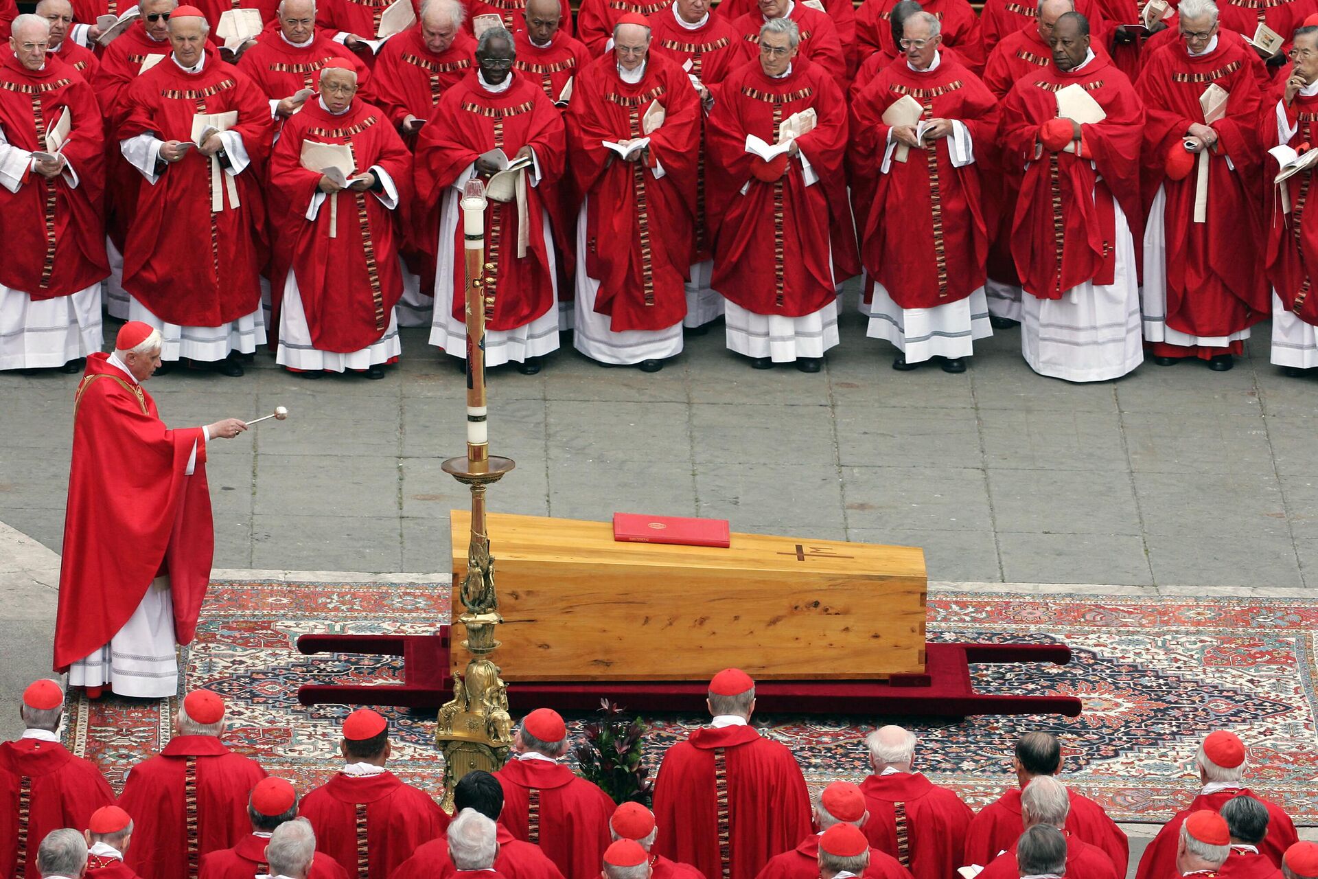 In this photograph taken on April 8, 2005, German Cardinal Joseph Ratzinger blesses the coffin of Pope John Paul II during his funeral mass on St Peter's Square at The Vatican City. - Sputnik International, 1920, 31.12.2022