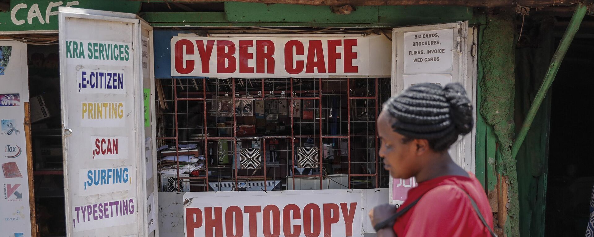 A pedestrian walks past an internet cafe in the low-income Kibera neighborhood of Nairobi, Kenya, on Wednesday, Sept. 29, 2021. Instead of serving Africa's internet development, millions of internet addresses reserved for Africa have been waylaid, some fraudulently, including in insider machinations linked to a former top employee of the nonprofit that assigns the continent's addresses.  - Sputnik International, 1920, 31.12.2022