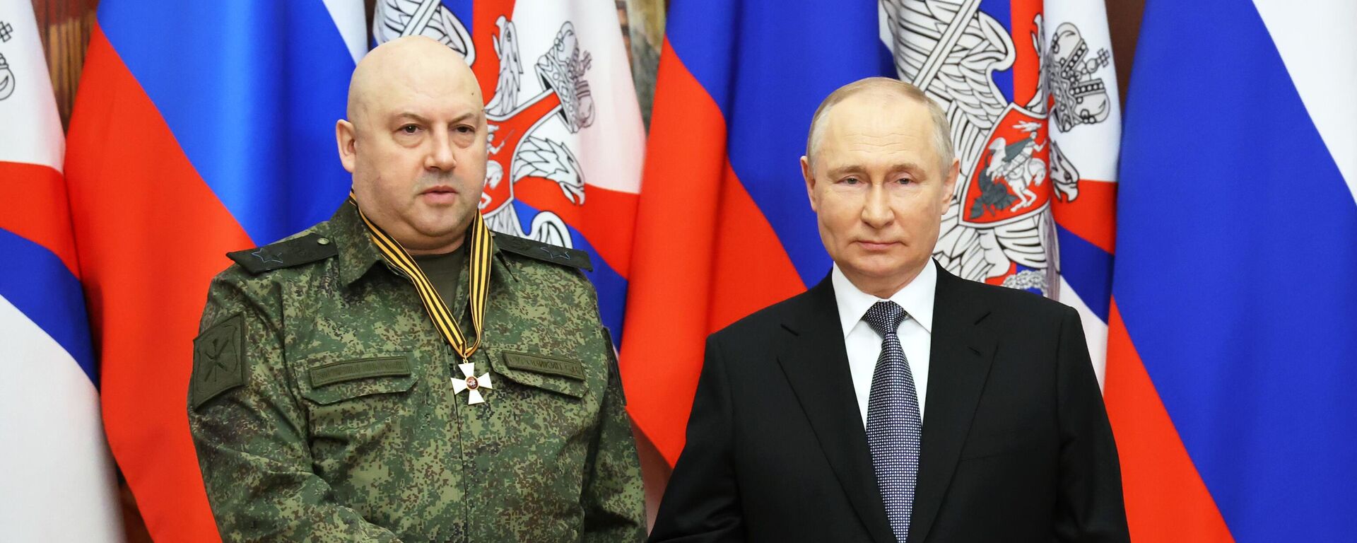 Russian President Vladimir Putin presented a state award to Sergei Surovikin, the general in charge of Russia's military operation in Ukraine. December 31, 2022 - Sputnik International, 1920, 31.12.2022