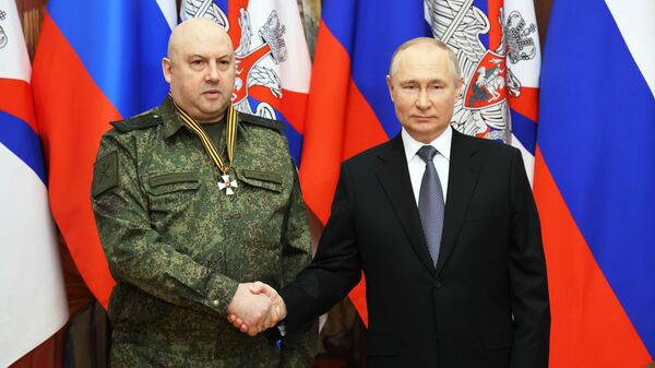 Russian President Vladimir Putin presented a state award to Sergei Surovikin, the general in charge of Russia's military operation in Ukraine. December 31, 2022 - Sputnik International
