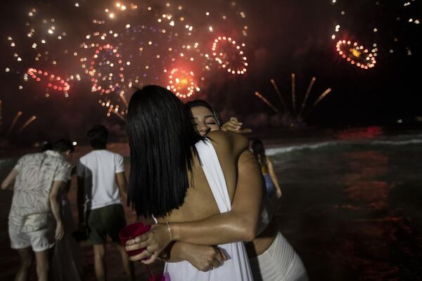 Люди во время празднования Нового 2023 года на пляже в Рио-де-Жанейро  - Sputnik International