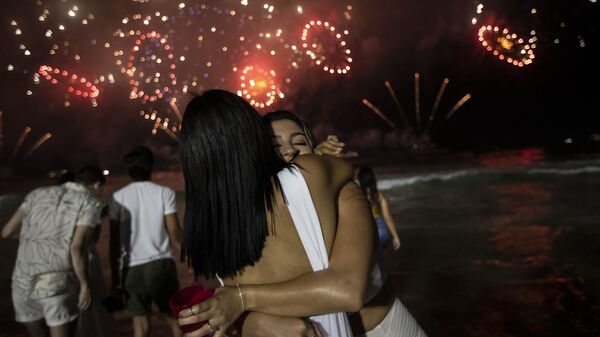 People celetbrate New Year 2023 in Rio de Janeiro on a beach - Sputnik International