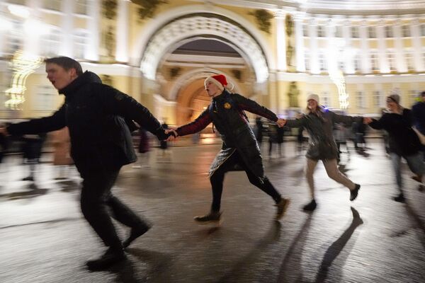 Люди во время празднования Нового 2023 года в Санкт-Петербурге  - Sputnik International