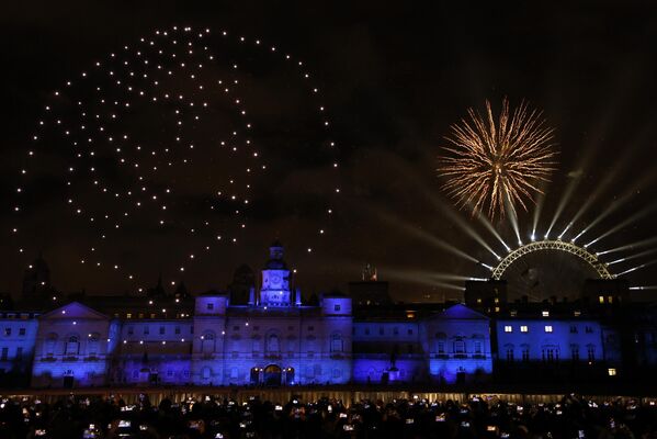 Люди во время празднования Нового 2023 года в Лондоне - Sputnik International
