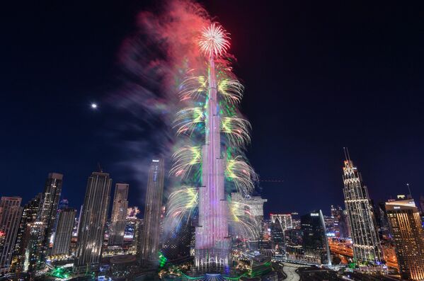 Праздничный салют во время празднования Нового 2023 года в ОАЭ - Sputnik International
