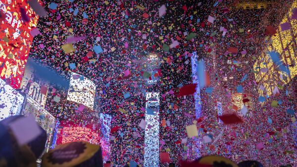 Люди во время празднования Нового 2023 года в Нью-Йорке - Sputnik International