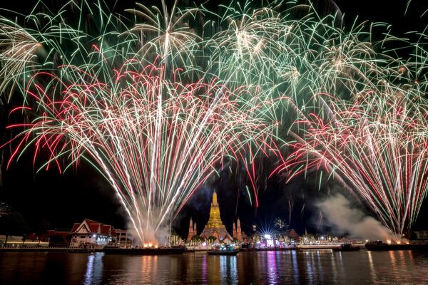 This photograph taken on January 1, 2023, shows a fireworks show over Wat Arun Buddhist temple on the Chao Phraya River during New Year celebrations in Bangkok. - Sputnik International