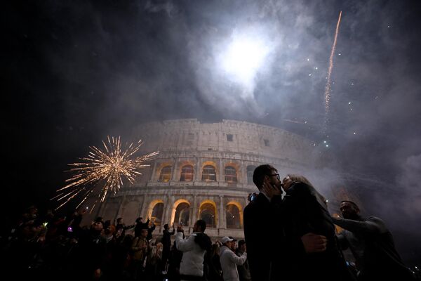 Люди во время празднования Нового 2023 года в Риме - Sputnik International