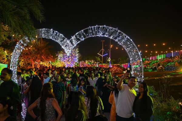 Люди во время празднования Нового 2023 года в Индии  - Sputnik International