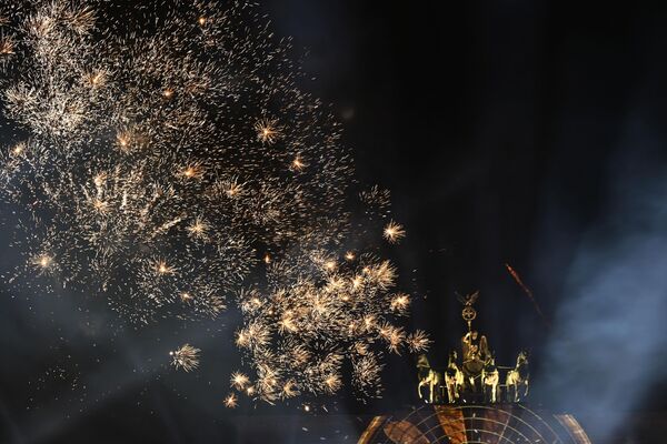 Fireworks explode over Berlin&#x27;s landmark Brandenburg Gate during a New Year&#x27;s light and music show before midnight to welcome the year 2023, on December 31, 2022. - - Sputnik International