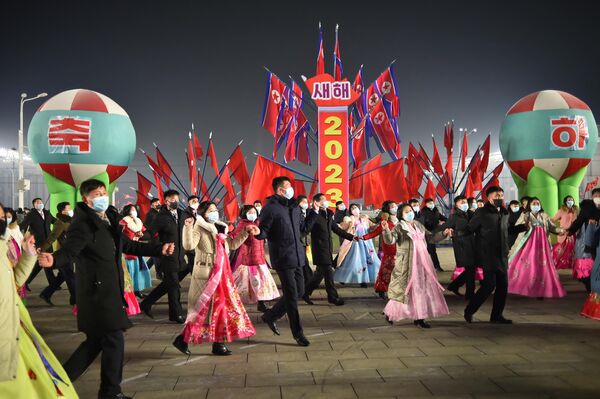 Люди во время празднования Нового 2023 года в КНДР - Sputnik International