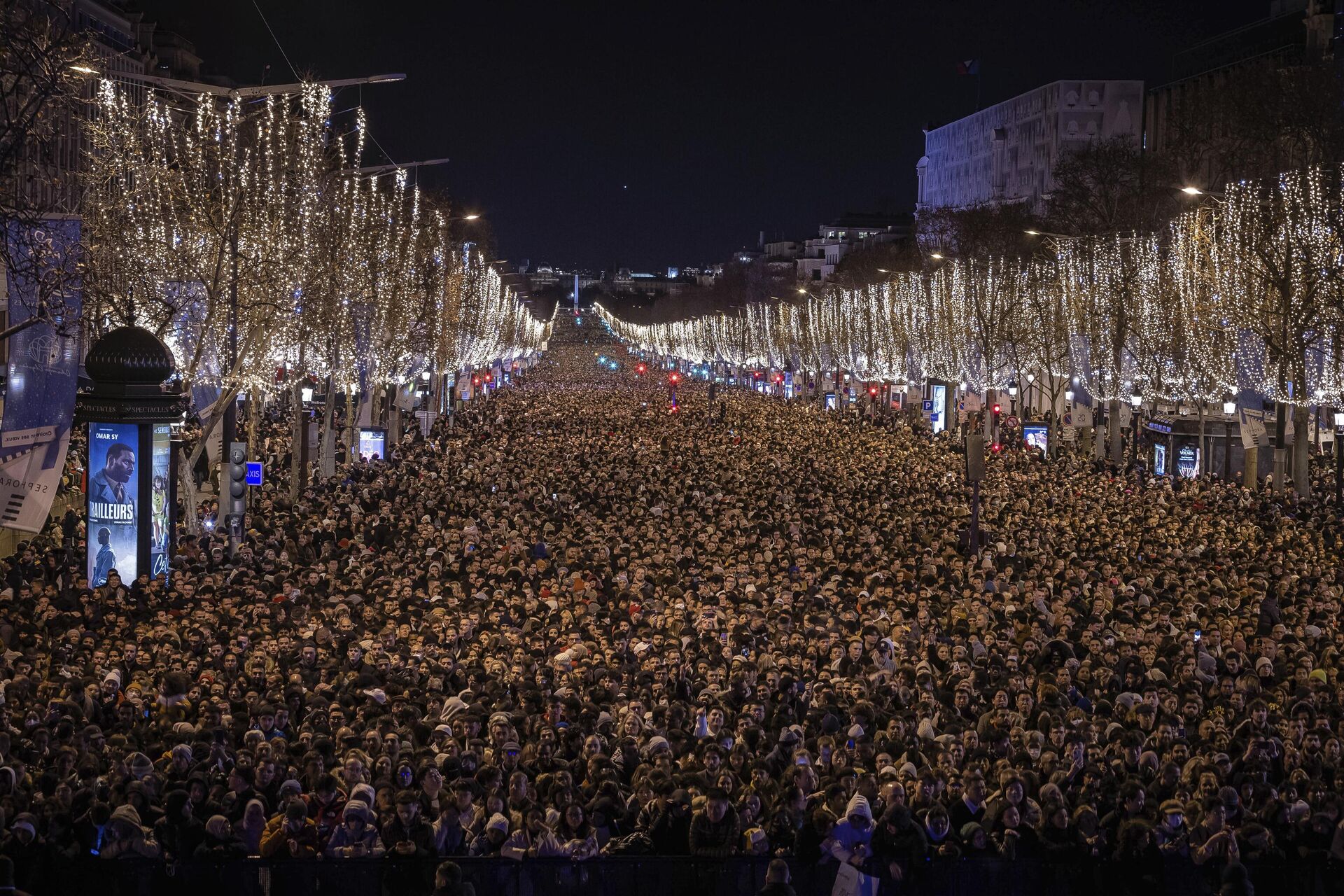 Люди во время празднования Нового 2023 года в Париже  - Sputnik International, 1920, 02.01.2023