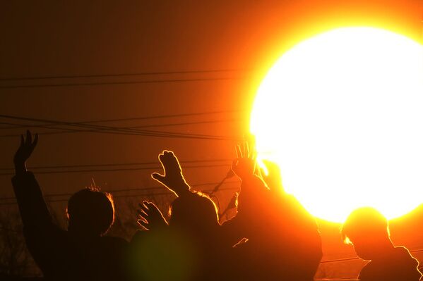 Люди во время встречи первого восхода солнца Нового 2023 года в в Японии  - Sputnik International