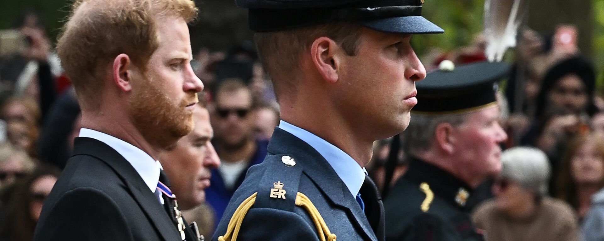 Britain's Prince William, Prince of Wales (R) and Britain's Prince Harry, Duke of Sussex  follow the coffin of Queen Elizabeth II, as it travels on the State Gun Carriage of the Royal Navy, from Westminster Abbey to Wellington Arch in London on September 19, 2022 - Sputnik International, 1920, 02.01.2023
