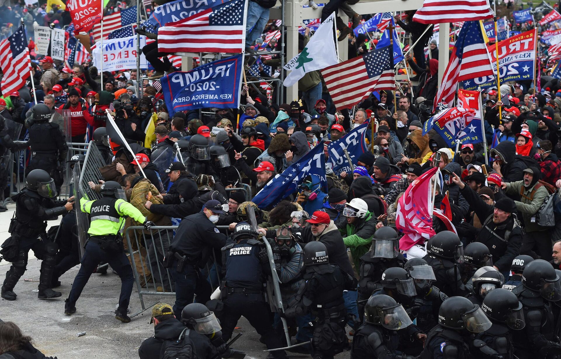 Trump supporters clash with police and security forces as they push barricades to storm the US Capitol in Washington D.C on January 6, 2021 - Sputnik International, 1920, 02.01.2023
