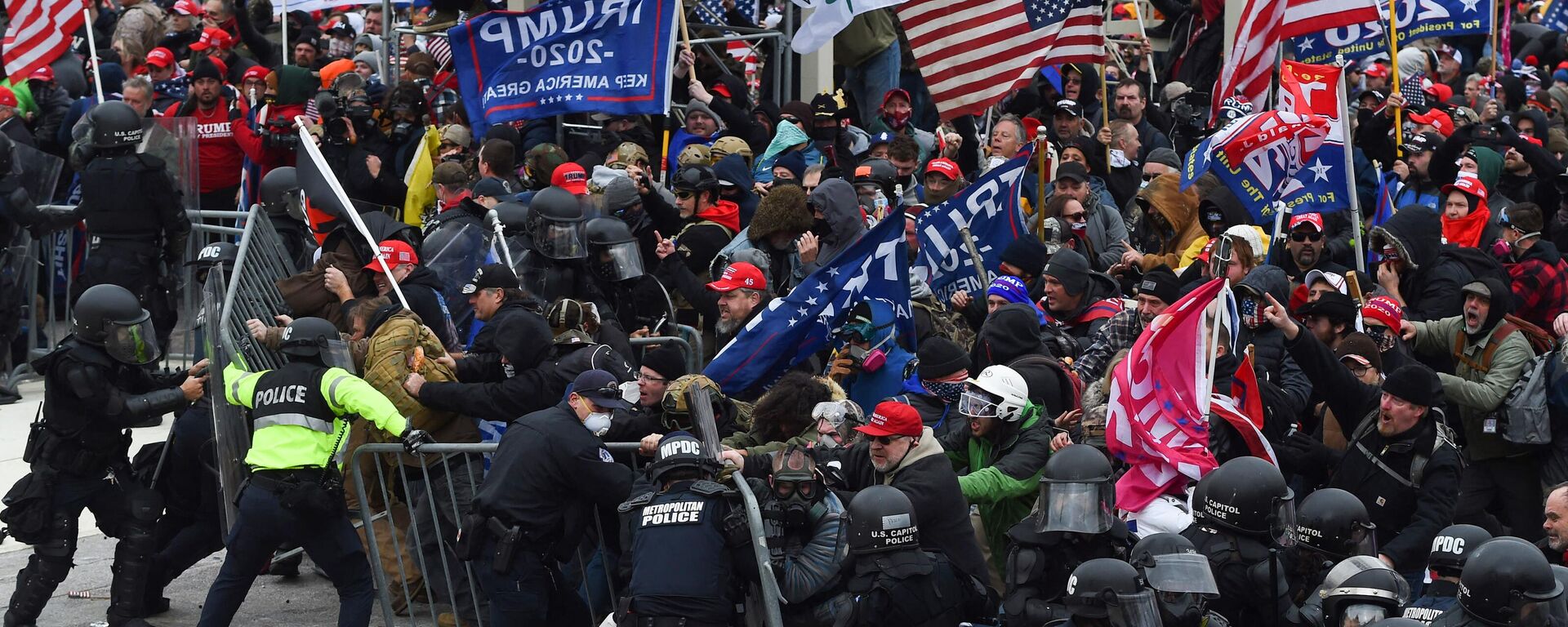 Trump supporters clash with police and security forces as they push barricades to storm the US Capitol in Washington D.C on January 6, 2021 - Sputnik International, 1920, 07.01.2023