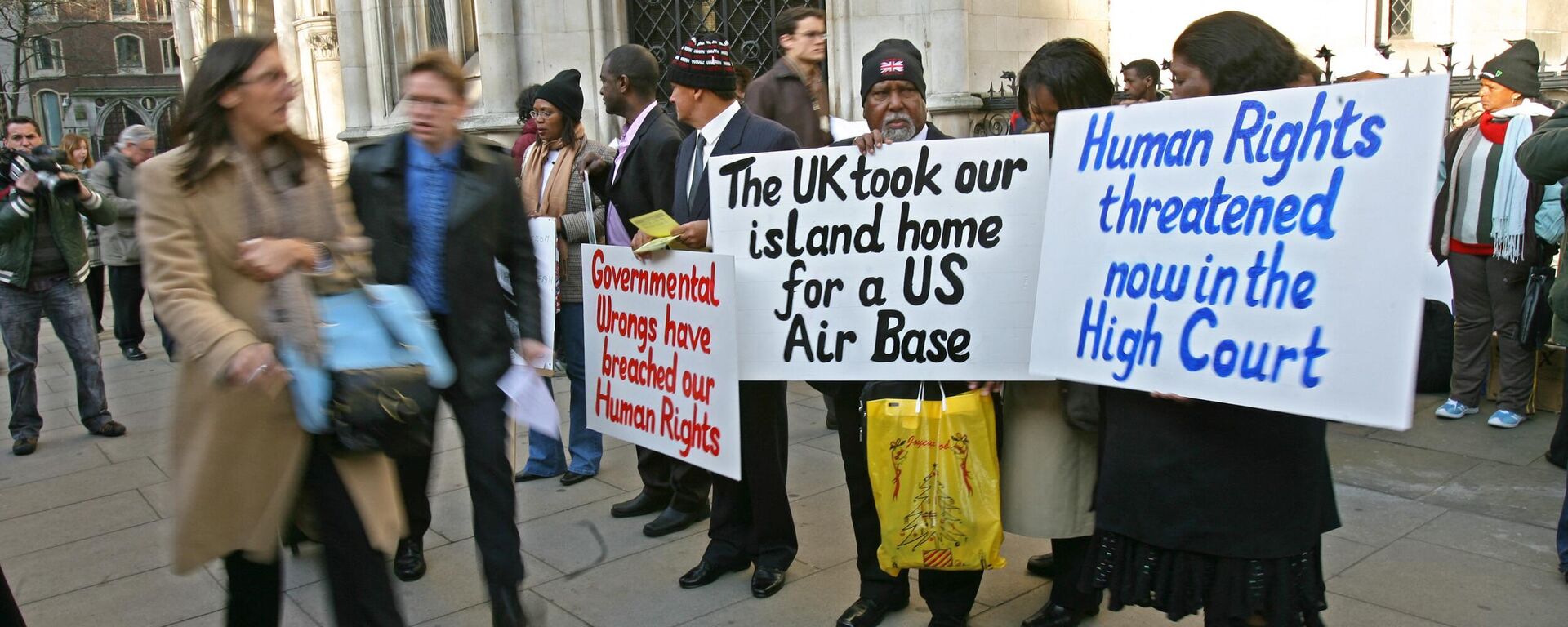 Chagossian Islanders and their supporters arrive at the Court of Appeal in central London, 05 February 2007, as they prepare to fight a court ruling which would prevent the islanders going back to their homes in the remote Chagos archipelago, in the middle of the Indian Ocean.  - Sputnik International, 1920, 02.01.2023