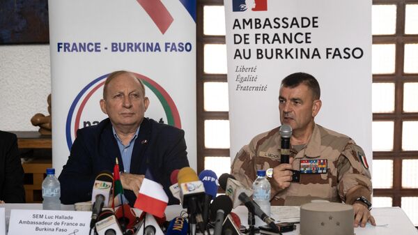 Luc Hallade (L), French ambassador to Burkina Faso, and General Laurent Michon (R), Commander of Barkhane Force, give a press conference, in Ouagadougou, on July 21, 2022.  - Sputnik International