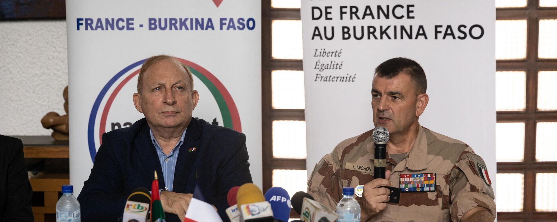 Luc Hallade (L), French ambassador to Burkina Faso, and General Laurent Michon (R), Commander of Barkhane Force, give a press conference, in Ouagadougou, on July 21, 2022.  - Sputnik International, 1920, 03.01.2023