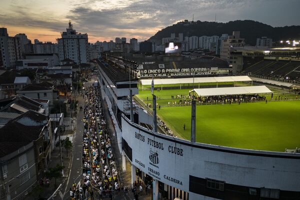 People wait in line to enter Vila Belmiro stadium where Pele, the late Brazilian football great, lies in state in Santos, Brazil, Monday, Jan. 2, 2023. - Sputnik International