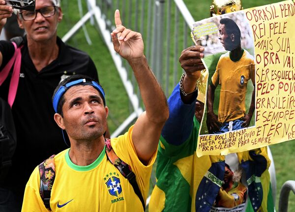 A fan of late Brazilian football legend Pele gestures while attending his wake at the Urbano Caldeira stadium in Santos, Sao Paulo, Brazil on January 2, 2023.  - Sputnik International