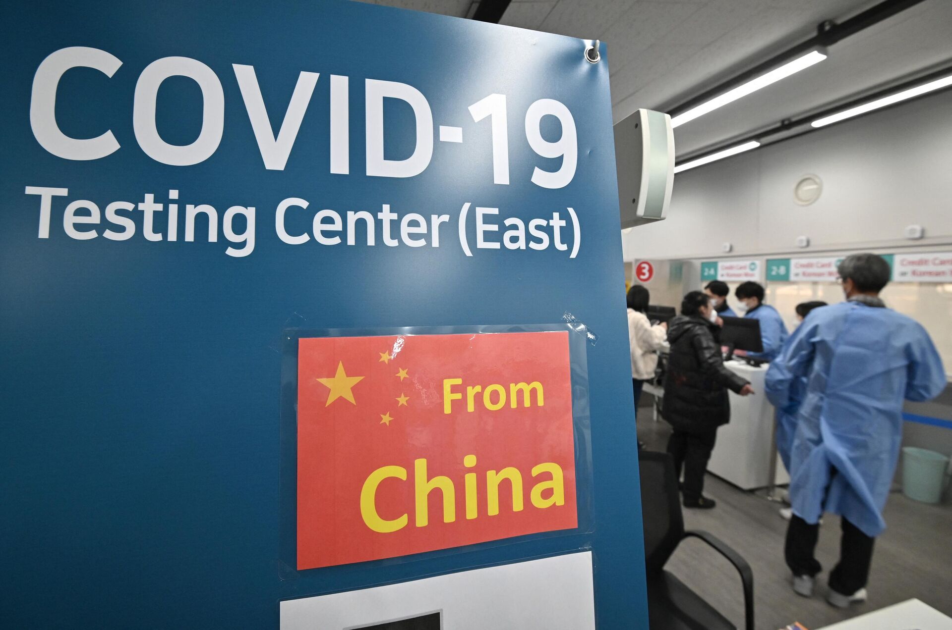 Health workers guide travellers arriving from China at a Covid-19 testing centre at Incheon International Airport, west of Seoul on January 3, 2023 - Sputnik International, 1920, 04.01.2023